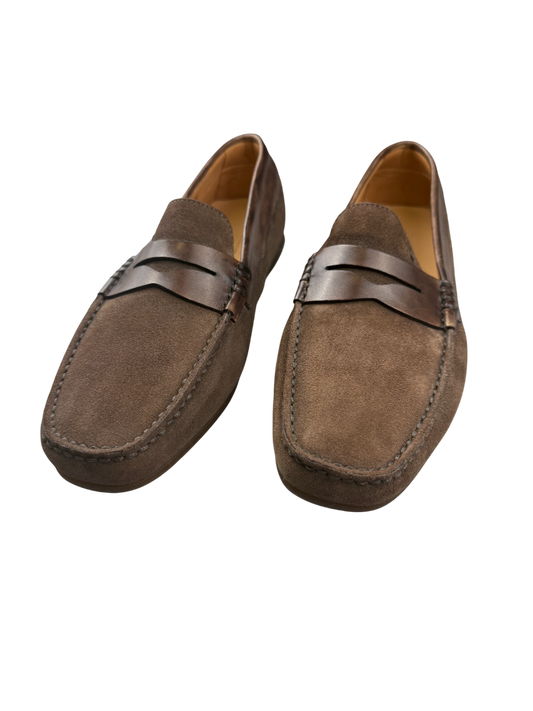 Scarpa uomo Santoni mocassino in pelle marrone con dettagli eleganti, vista laterale e dettagli di cuciture.