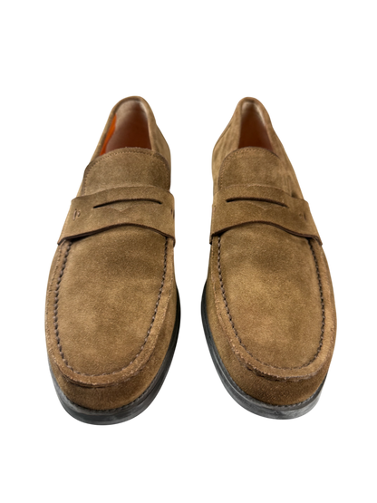 Mocassino uomo Santoni in scamosciato, scarpa elegante con design classico e dettagli raffinati, perfetto per look sofisticati.