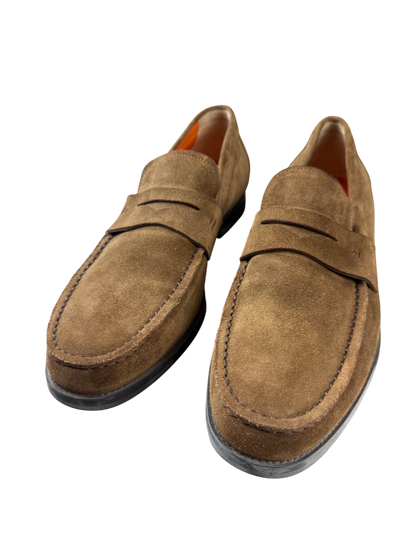 Scarpa uomo Santoni mocassino scamosciato, modello loafer elegante con suola in gomma, tacco basso, colore marrone chiaro.