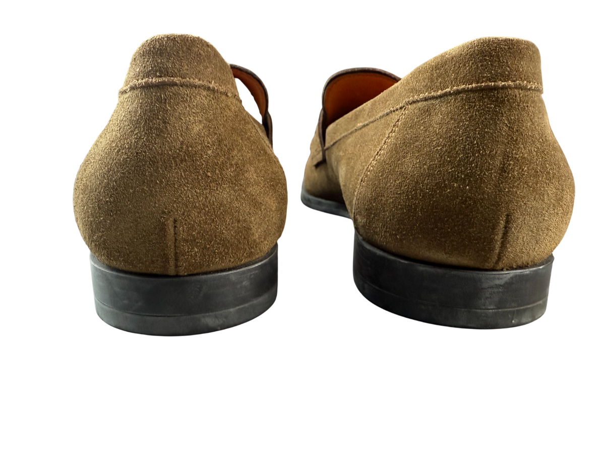 Scarpa uomo Santoni mocassino scamosciato, elegante e confortevole, con design classico e dettagli in morbido scamosciato.