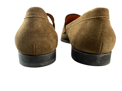 Scarpa uomo Santoni mocassino scamosciato, elegante e confortevole, con design classico e dettagli in morbido scamosciato.