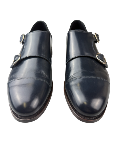 Scarpa uomo Santoni Monk Strap in pelle blu con doppia fibbia e punta cap toe, stile elegante e sofisticato.