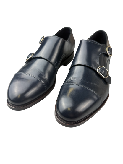 Scarpa uomo Santoni Monk Strap blu con doppia fibbia e punta cap toe in pelle, stile moda uomo elegante.