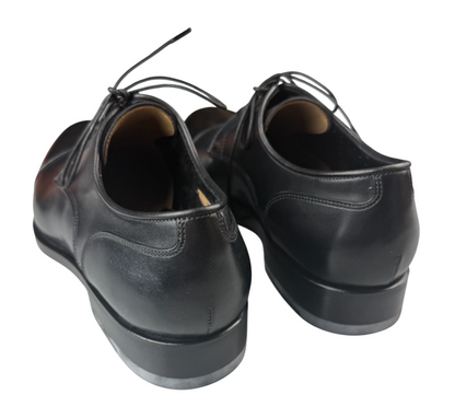 Scarpa uomo Santoni Derby stringata Cap Toe in pelle nera, scarpa stringata bassa elegante e di alta qualità.
