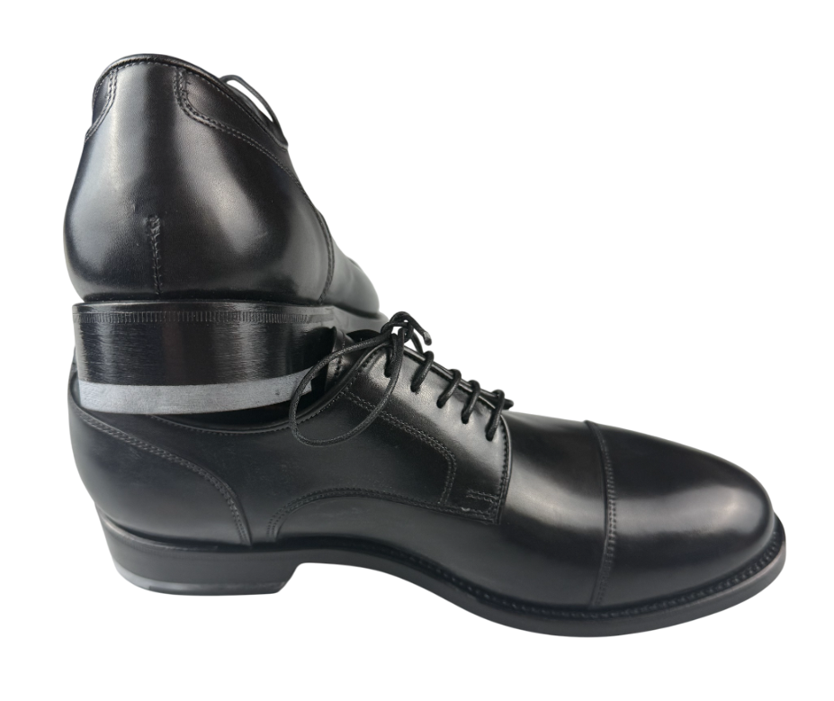 Scarpa uomo Santoni Derby stringata Cap Toe in pelle nera, scarpe eleganti e basse stile moda uomo.