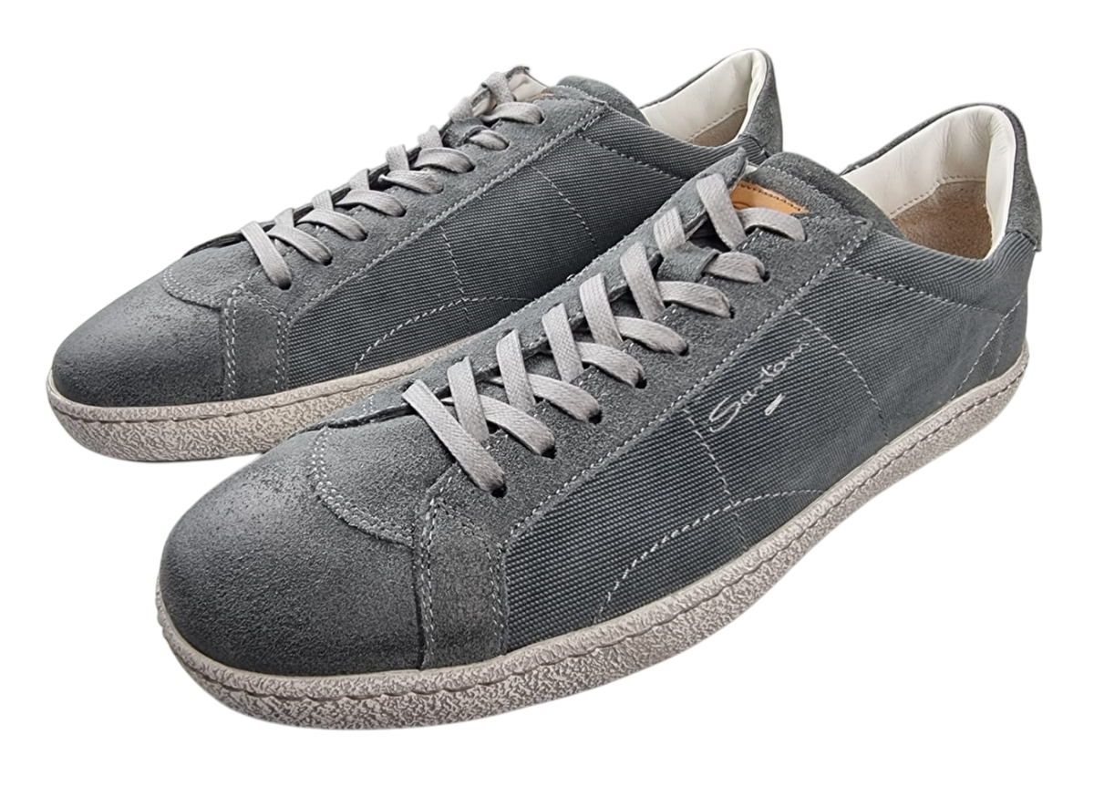 Scarpa uomo Santoni sneaker stringata bassa, moda uomo, scarpe casual eleganti, dettagli in pelle e suola bianca.