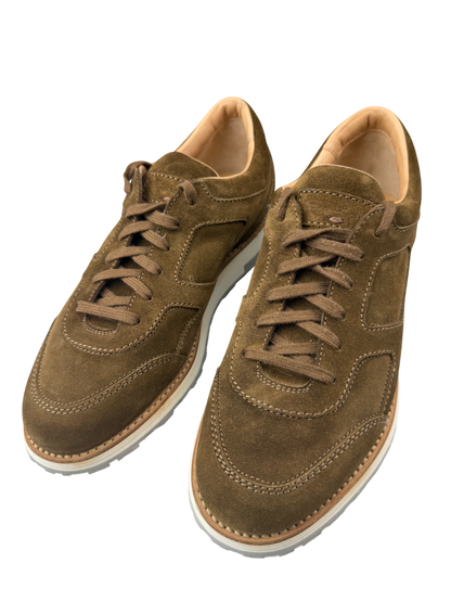 Scarpa uomo Santoni sneaker casual in camoscio blu con suola in gomma bianca, stile sportivo e moderno.