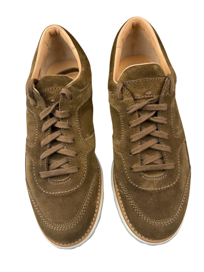 Scarpa da uomo Santoni sneaker casual in scamosciato blu con suola in gomma bianca, stile elegante e confortevole.