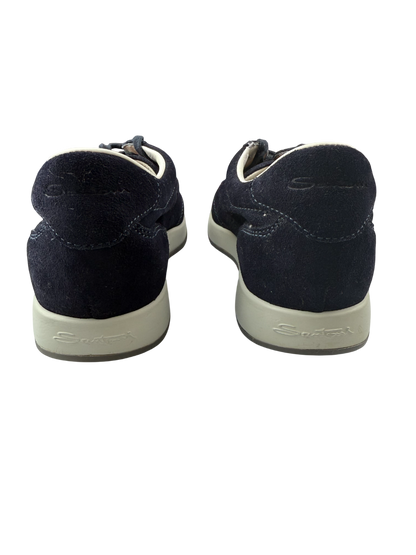 Scarpa da uomo Santoni sneaker casual in pelle bianca con dettagli blu e suola in gomma, stile sportivo e raffinato.