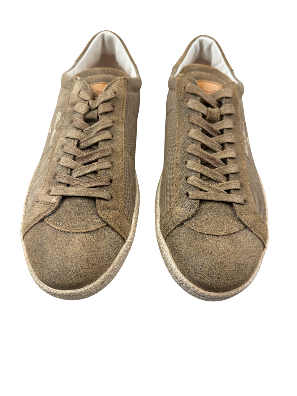 Scarpa uomo Santoni beige, sneaker casual moda, dettagli in pelle e suola bianca, stile elegante e confortevole.