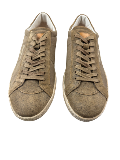 Scarpa uomo Santoni beige, sneaker casual moda, dettagli in pelle e suola bianca, stile elegante e confortevole.