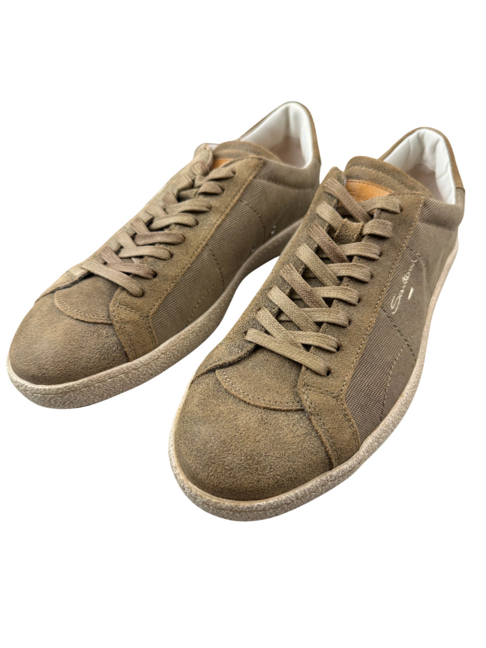 Scarpa uomo Santoni beige, sneaker casual in pelle, con suola bianca e design elegante e comodo.