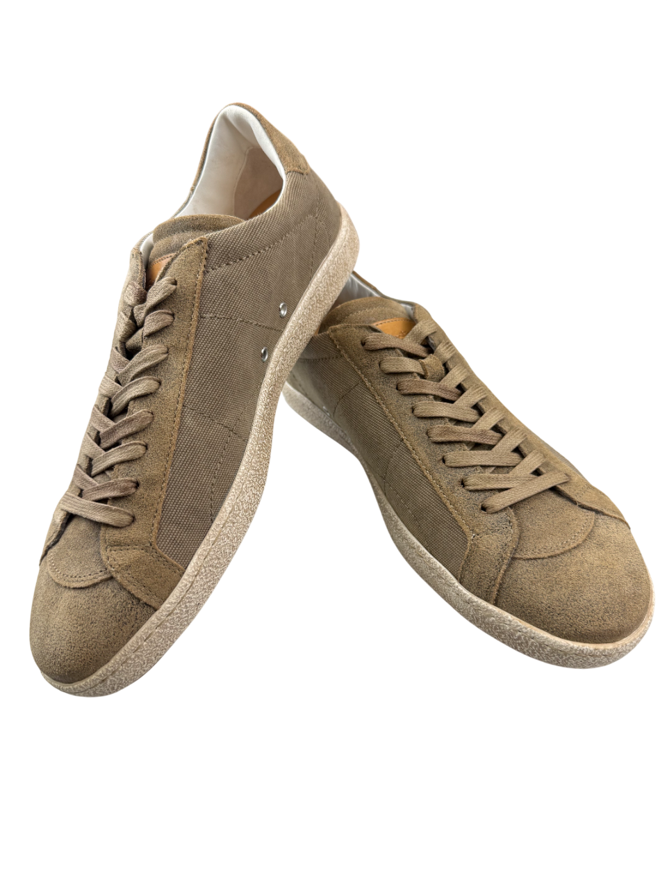 Scarpa uomo Santoni sneaker beige in morbido materiale con suola bianca, stile casual e moderno per look quotidiano.