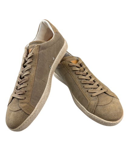 Scarpa uomo Santoni sneaker beige in morbido materiale con suola bianca, stile casual e moderno per look quotidiano.