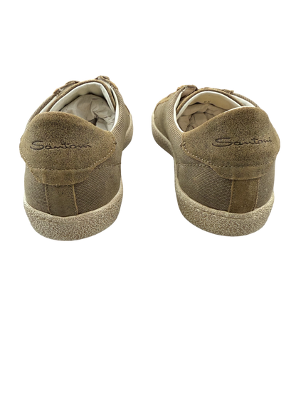 Scarpa uomo Santoni beige sneakers casual moda, dettaglio in pelle e suola bianca, stile sportivo ed elegante.
