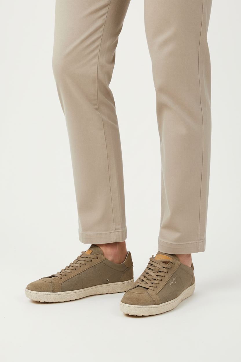 Scarpa uomo Santoni beige, sneaker casual in morbido materiale con suola bianca e design elegante.