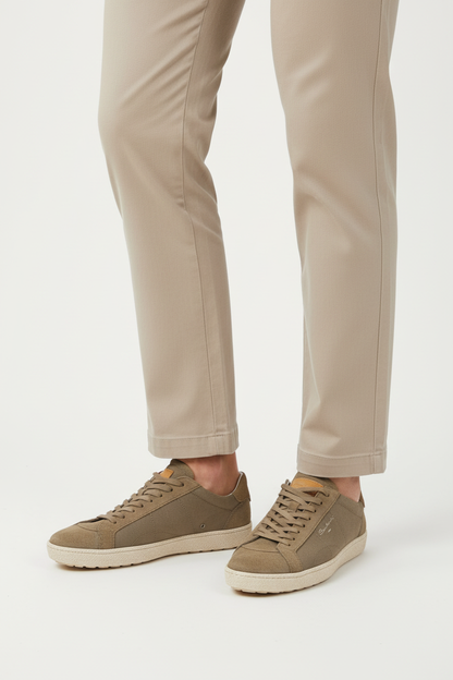 Scarpa uomo Santoni beige, sneaker casual in morbido materiale con suola bianca e design elegante.