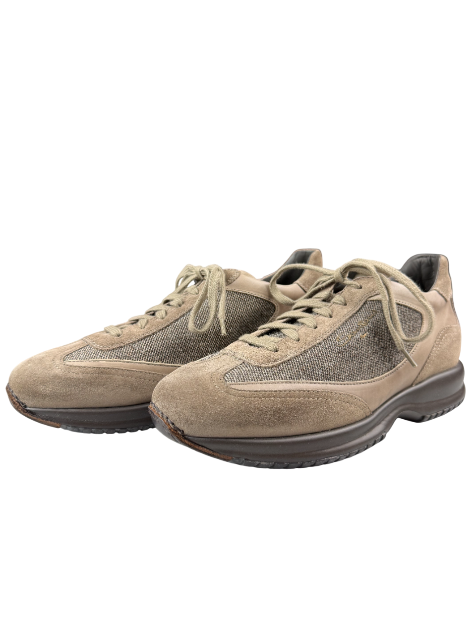 Scarpa uomo Santoni sneakers casual in scamosciato, design elegante e moderno, pronta per uno stile urbano e sofisticato.