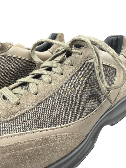 Scarpa uomo Santoni sneakers casual in scamosciato beige con suola bianca, stile elegante e confortevole.