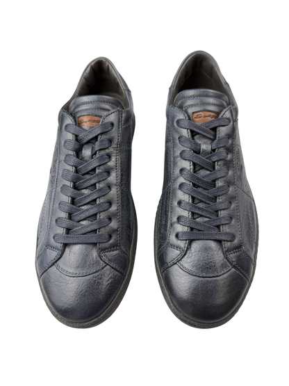 Scarpe uomo Santoni sneakers casual in pelle, modello sportive, con suola bianca e dettagli eleganti, vista frontale.