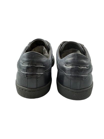 Sneaker casual uomo Santoni in pelle, scarpe sportive eleganti, dettaglio in pelle e suola bianca, stile moderno e raffinato.