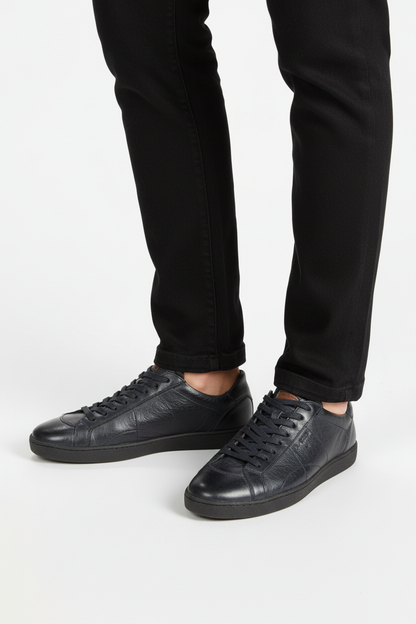 Sneaker casual uomo Santoni in pelle, scarpe sportive eleganti, moda uomo, dettagli e texture visibili