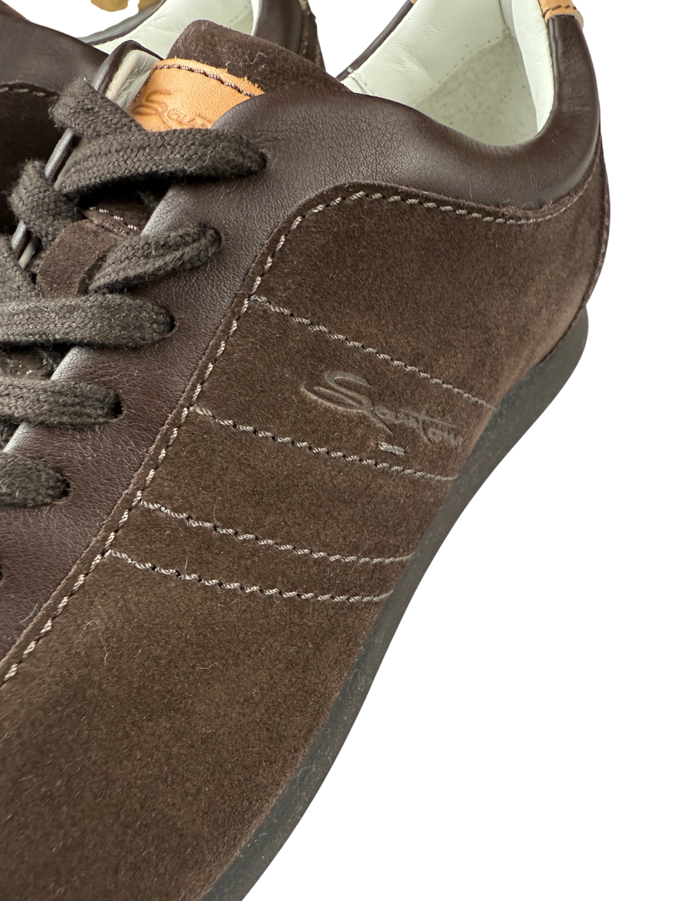 Scarpa uomo Santoni sneaker casual in pelle, stile moderno e qualità artigianale, adatta a look informali e di tendenza.
