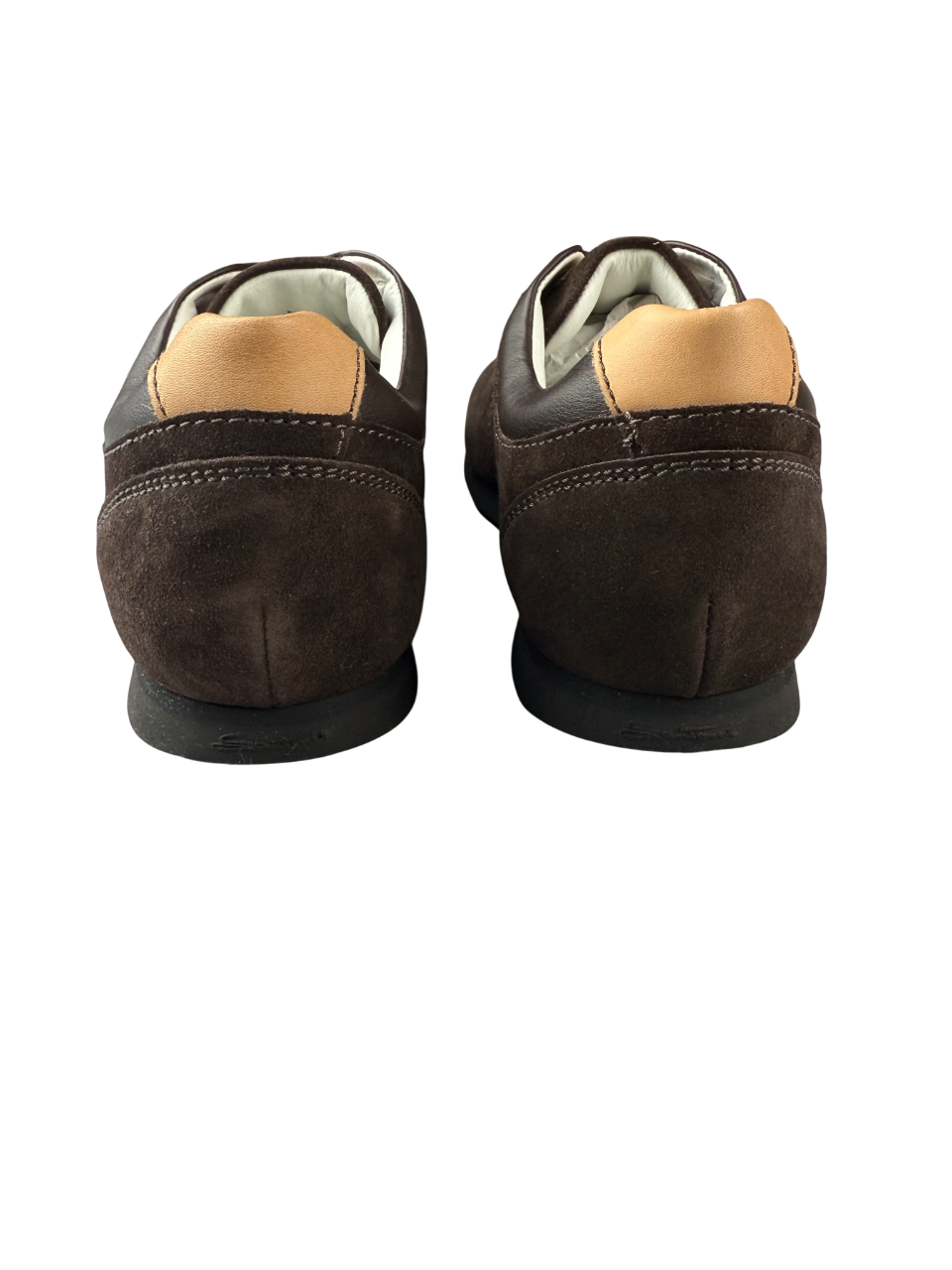 Scarpa uomo Santoni sneaker casual in pelle nera, dettagli eleganti e suola in gomma bianca, stile moderno e sofisticato.
