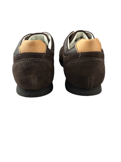 Scarpa uomo Santoni sneaker casual in pelle nera, dettagli eleganti e suola in gomma bianca, stile moderno e sofisticato.