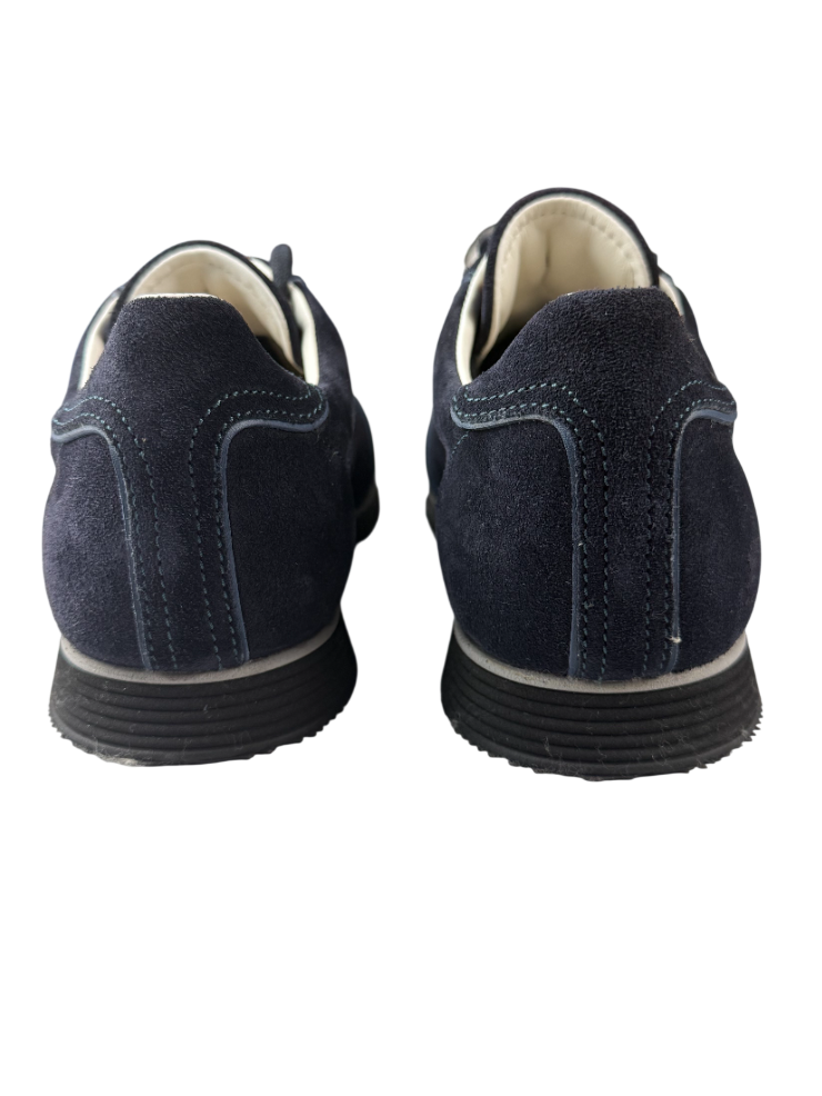 Scarpa uomo Santoni sneaker casual in morbida pelle bianca, con dettagli eleganti e suola in gomma, perfetta per uno stile moderno.