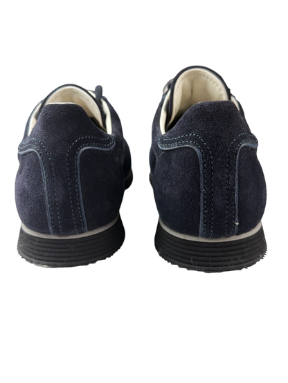 Scarpa uomo Santoni sneaker casual in morbida pelle bianca, con dettagli eleganti e suola in gomma, perfetta per uno stile moderno.