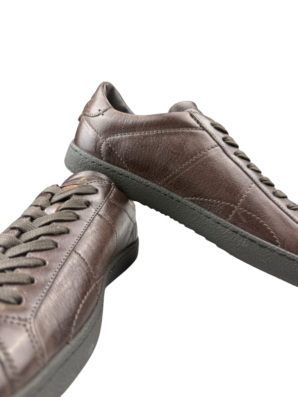 Scarpa uomo casual Santoni sneaker in pelle con suola bianca, stile sportivo e moderno, visibile in primo piano.