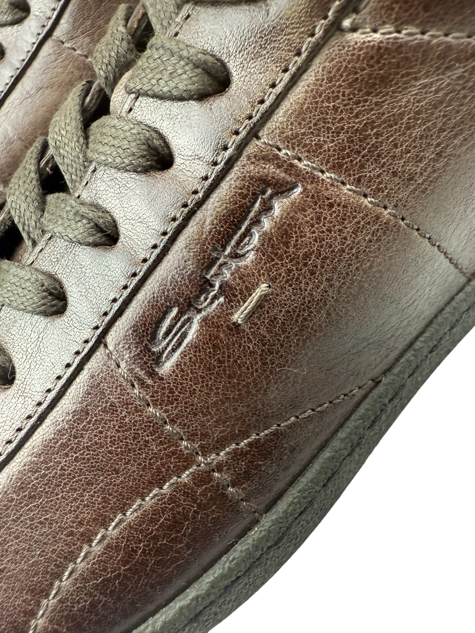 Scarpa sneaker casual da uomo Santoni, design moderno con dettagli in pelle e suola bianca, stile versatile e alla moda.