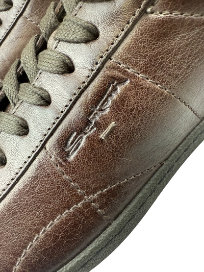 Scarpa sneaker casual da uomo Santoni, design moderno con dettagli in pelle e suola bianca, stile versatile e alla moda.