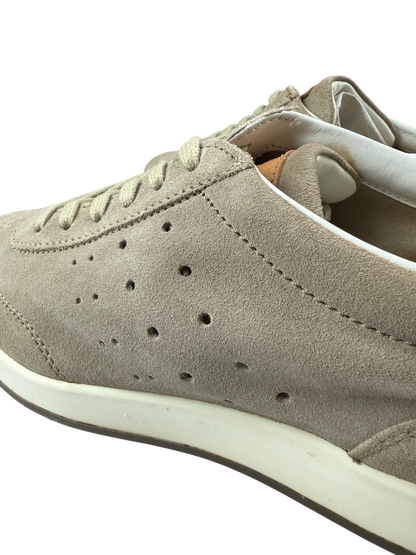 Scarpa uomo Santoni sneaker casual in pelle, con dettagli eleganti e suola bianca, ideale per look sportivi e di moda.