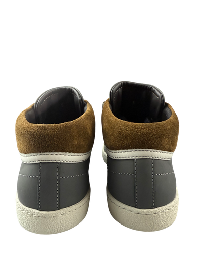 Scarpa uomo Santoni sneaker polacchine casual in pelle, stile moderno e comfort, visibile fronte con dettagli in pelle nera