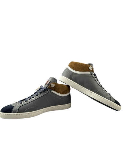 Scarpa uomo Santoni sneakers polacchine casual, design elegante e stile sportivo, in pelle nera con dettagli raffinati.