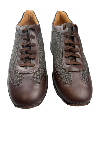 Scarpa uomo Santoni sneaker casual in pelle bianca con dettagli blu e suola in gomma, stile moderno e confortevole.
