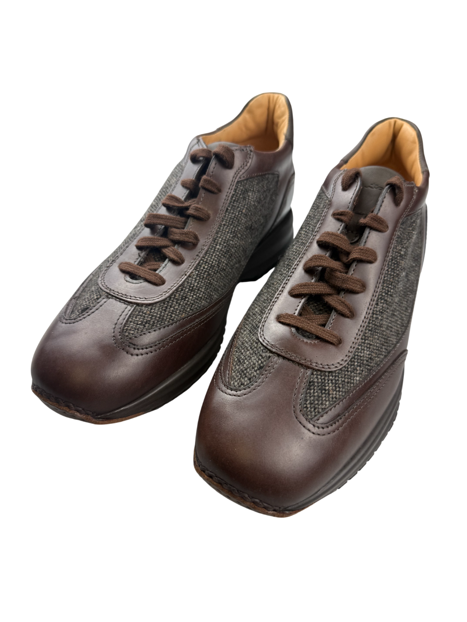 Scarpa uomo Santoni sneaker casual in pelle, dettaglio con suola bianca e design elegante, perfetta per look sportivi e casual.