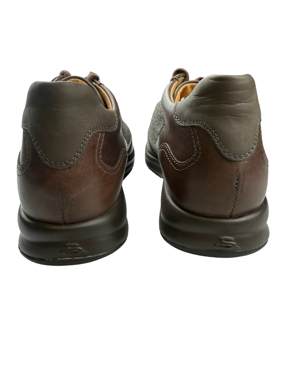 Scarpa uomo Santoni sneaker casual in pelle con suola bianca, stile sportivo e moderno, vista frontale.