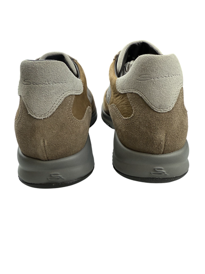 Scarpa uomo Santoni Sneaker casual in pelle, design elegante e moderno, con suola bianca e dettagli raffinati.