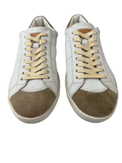 Scarpa uomo Santoni sneaker casual in pelle con dettagli eleganti, adatta a look moderni e informali.
