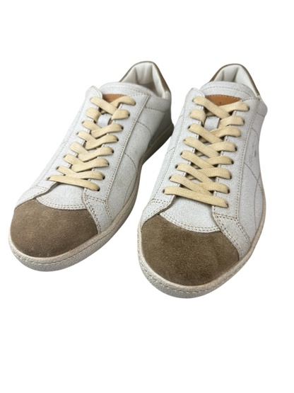 Scarpa uomo Santoni sneaker casual in pelle, design elegante e moderno, ideale per look sportivi e di moda.