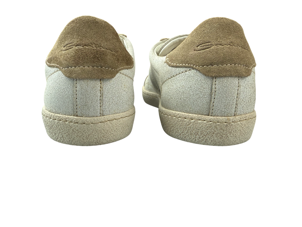 Scarpa uomo Santoni sneaker casual in pelle, stile moderno con suola bianca, perfetta per look informali e di tendenza.