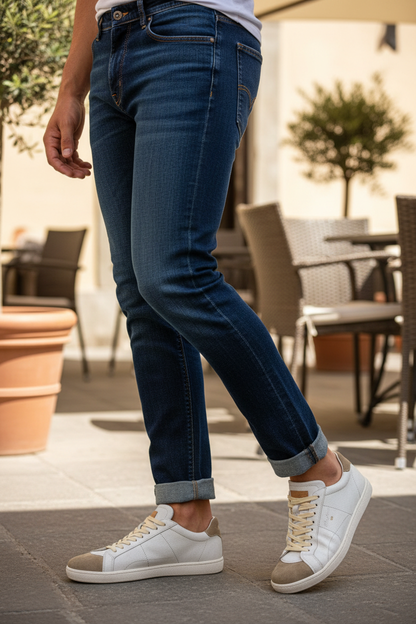 Scarpa casual uomo Santoni, sneaker sportiva in pelle bianca con dettagli in blu, suola in gomma, stile elegante e confortevole.
