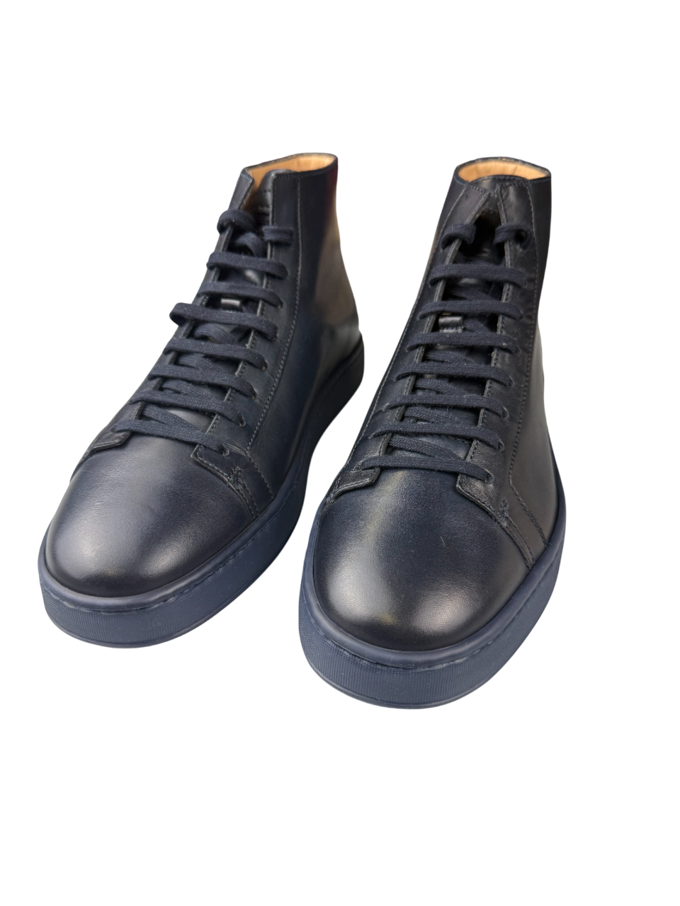 Scarpa uomo Santoni sneaker in pelle nera, stile casual, con suola bianca e design elegante, ideale per look informali.
