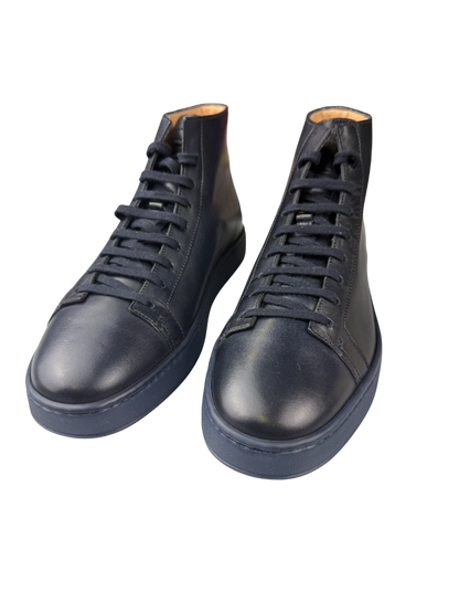 Scarpa uomo Santoni sneaker in pelle nera, stile casual, con suola bianca e design elegante, ideale per look informali.