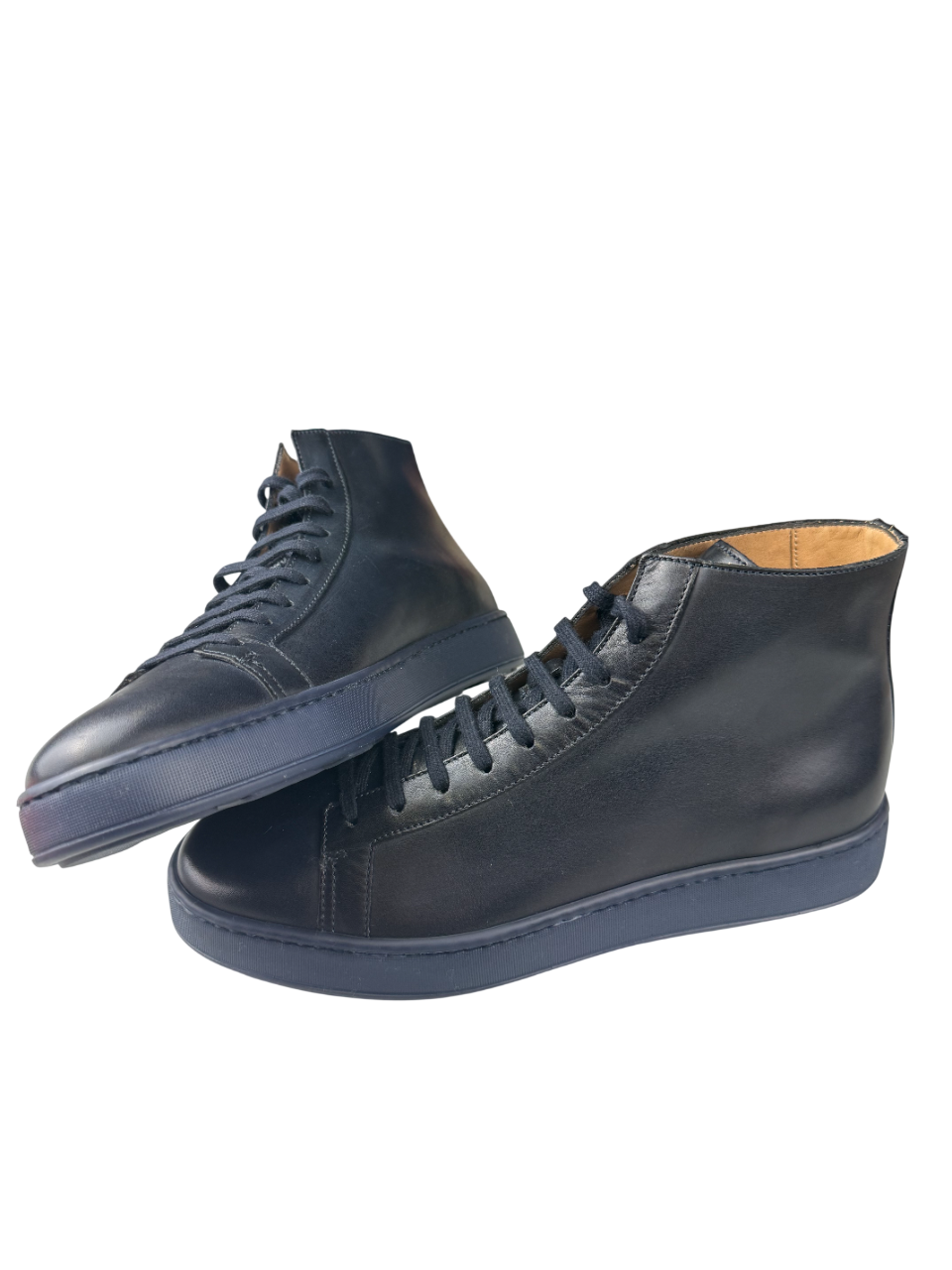 Scarpa uomo Santoni sneaker in pelle nera, stile casual con design elegante e dettagli raffinati.