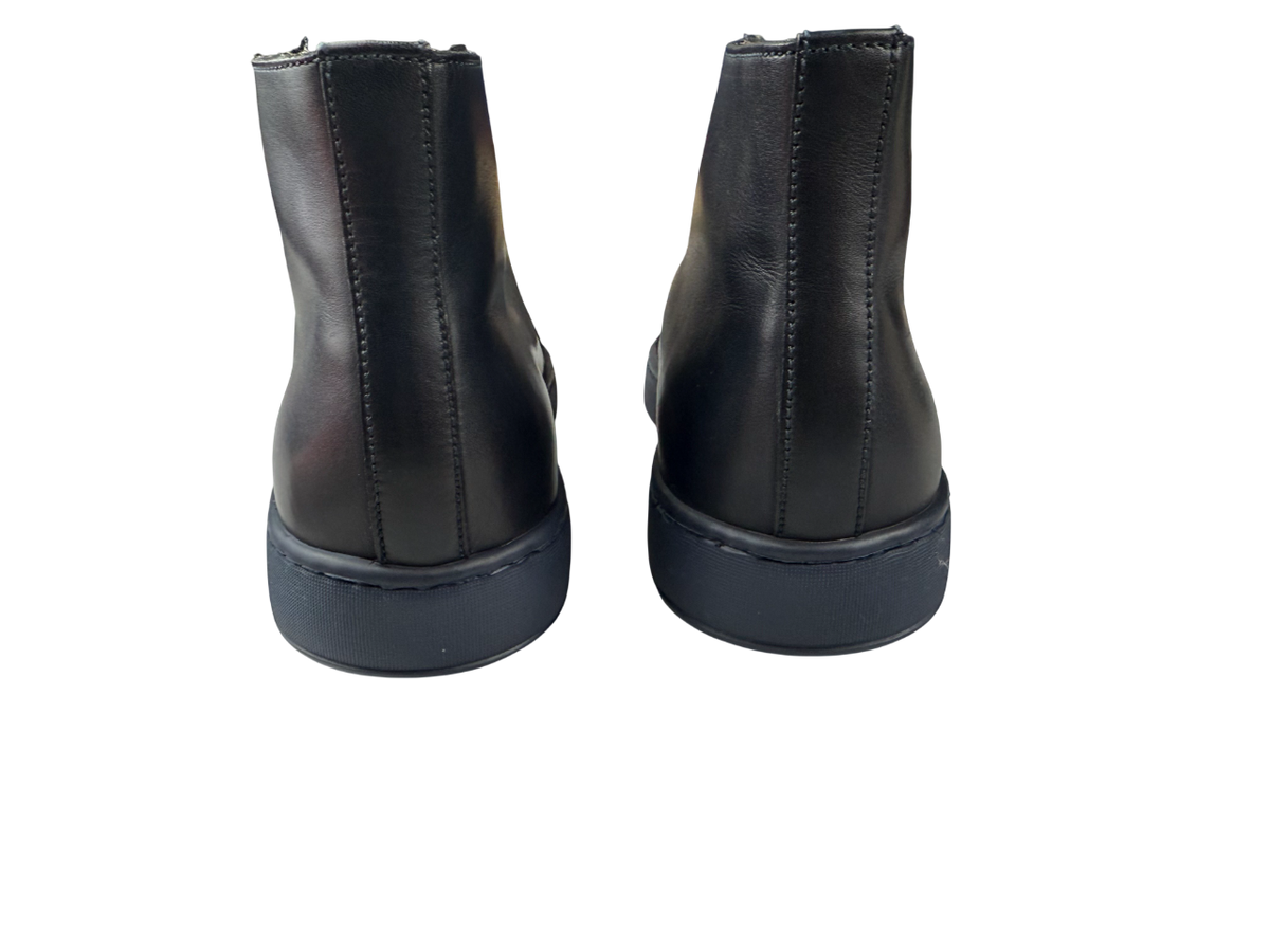 Scarpa uomo Santoni sneaker in pelle nera, stile casual, con suola bianca, ideale per un look sportivo e sofisticato.