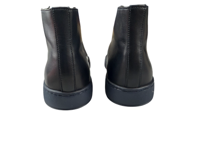Scarpa uomo Santoni sneaker in pelle nera, stile casual, con suola bianca, ideale per un look sportivo e sofisticato.